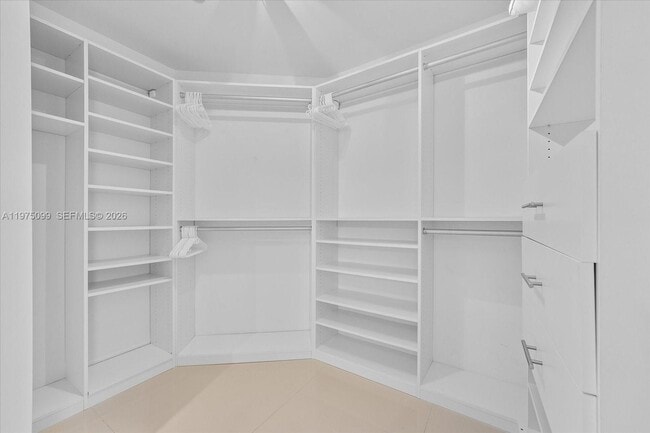 Building Photo - 2020 N Bayshore Dr