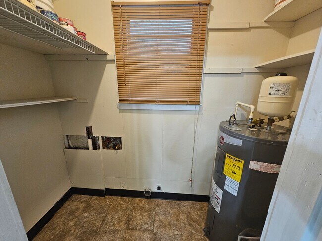 Building Photo - Beautiful 3 Bedroom Ranch in Central Manchester