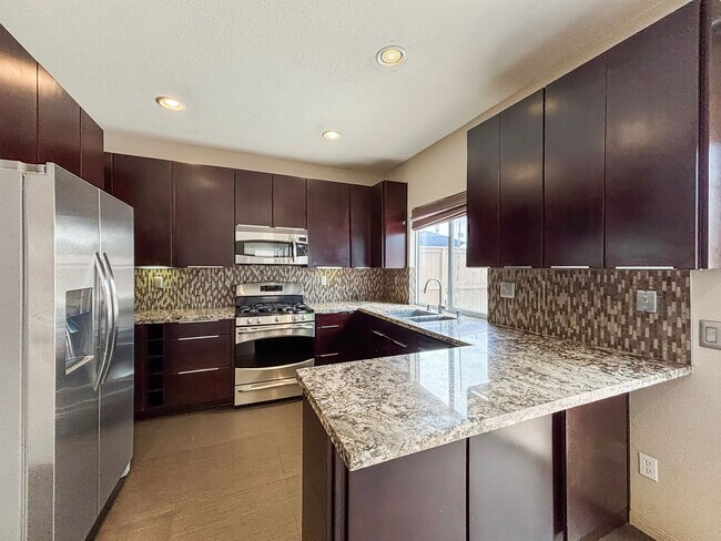 Building Photo - Beautiful 4BD/2.5BA House in Eastlake W/ O...
