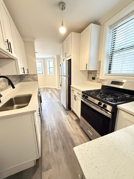 Building Photo - 3838 N Greenview Ave