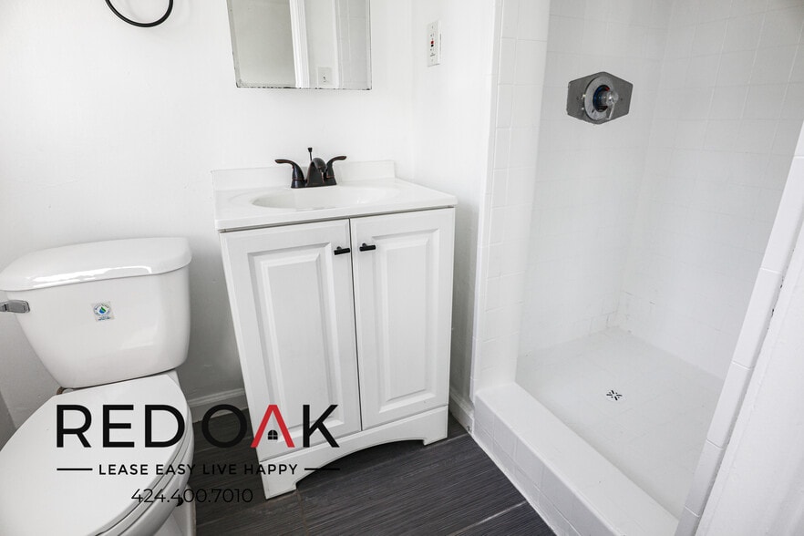 Building Photo - 851 S Kenmore Ave