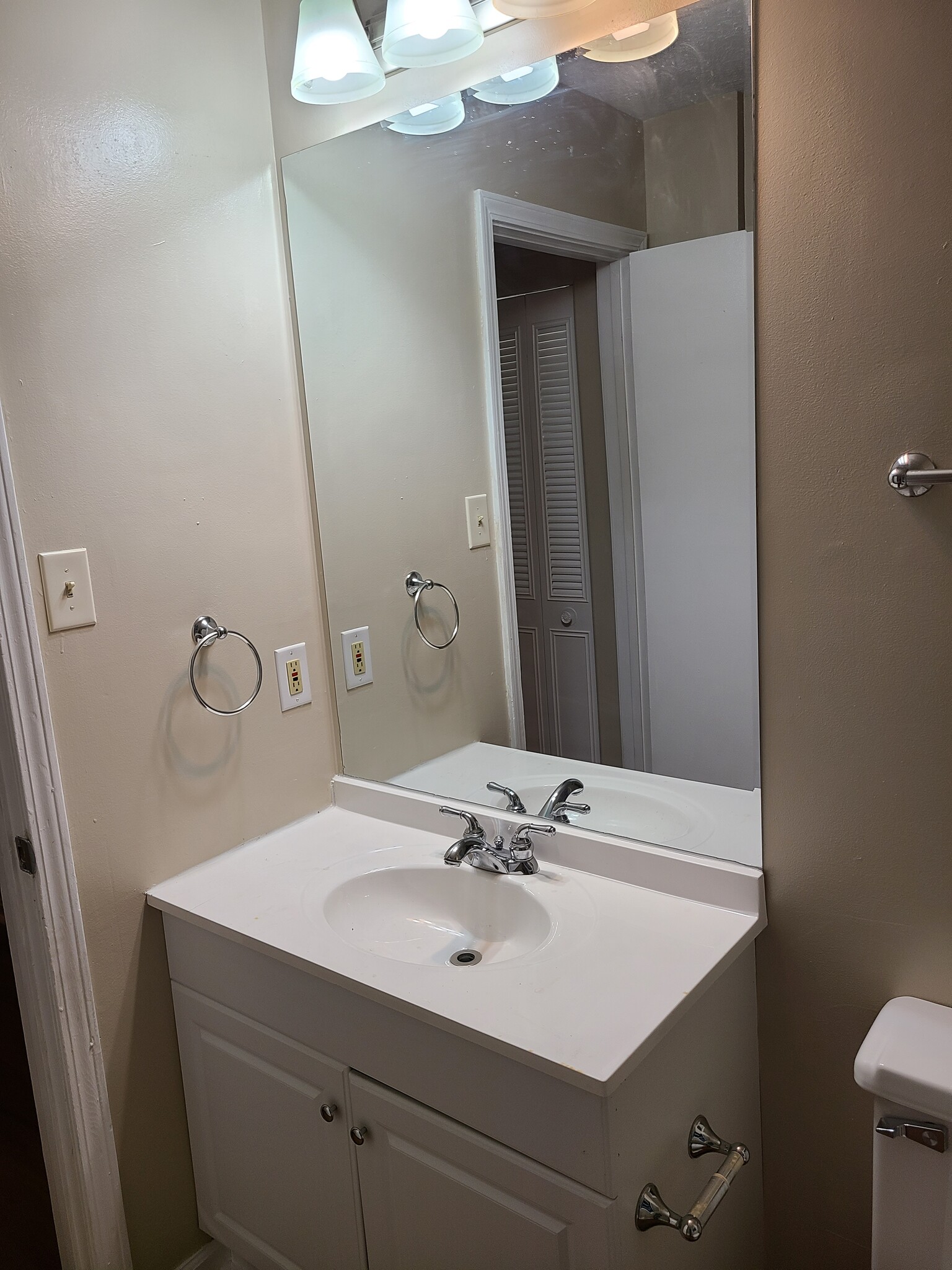 Building Photo - 6604 Birchline Blvd