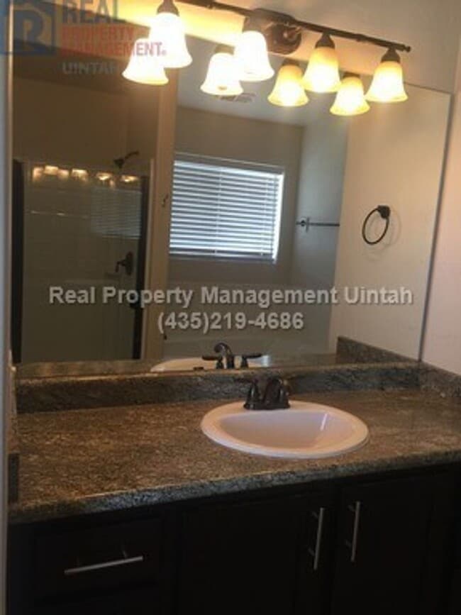 Building Photo - 3 bed 2.5 bath townhome in Fox Run