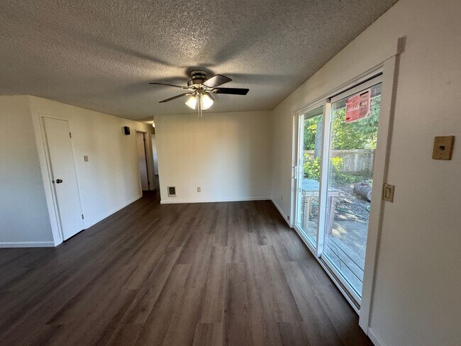 Building Photo - 3 Bedroom House in Waldport!