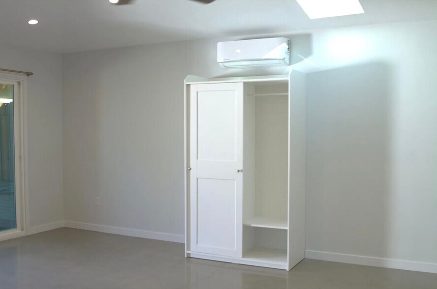 Building Photo - 5246 Canoga Ave