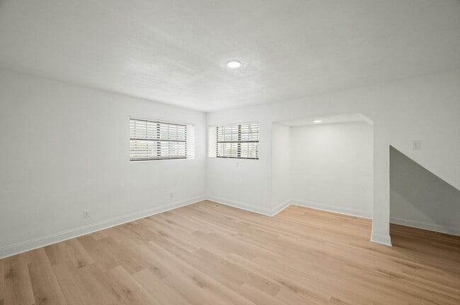 Building Photo - 928 Ferry Rd