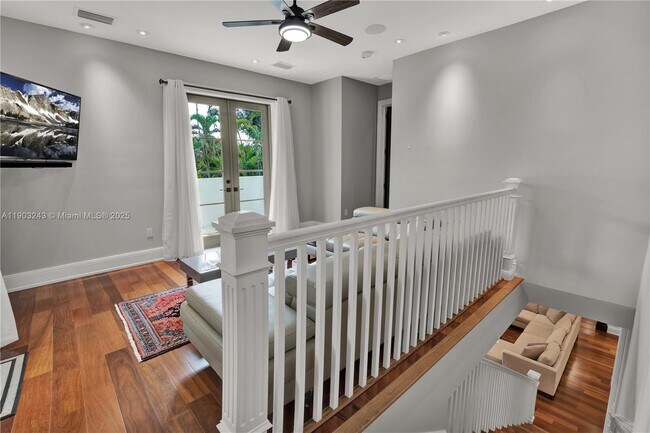 Building Photo - 932 Escobar Ave