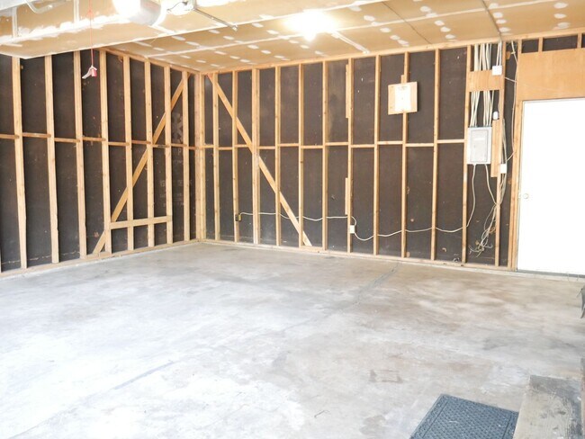 Building Photo - 4 bed/2.5 bath home