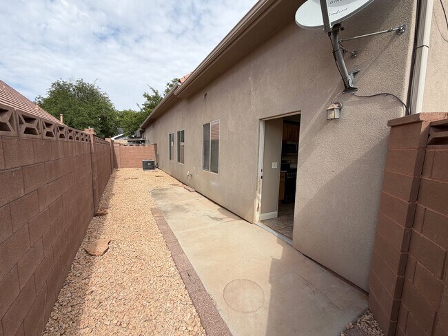 Building Photo - SPACIOUS TOWNHOME FOR RENT!