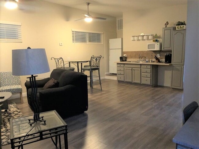 Building Photo - Furnished Studio