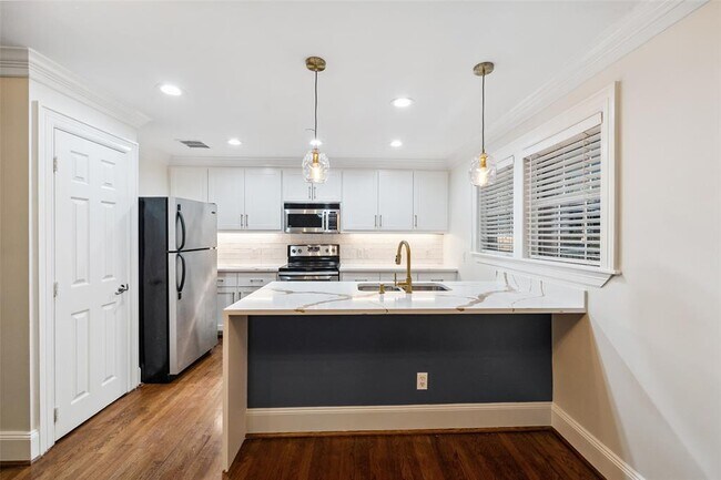 Building Photo - 1621 Heights Blvd