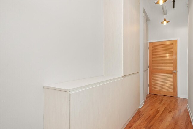 Building Photo - 1224 W Van Buren St