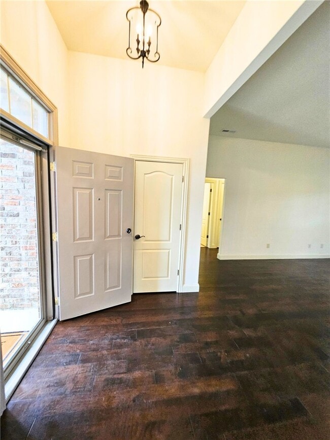 Building Photo - 1300 SW Willowbend Ave