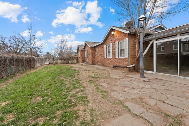 Building Photo - Massive 5-Bedroom Home with Mother-in-Law Suite Available for Summer 2026 Pre-Lease