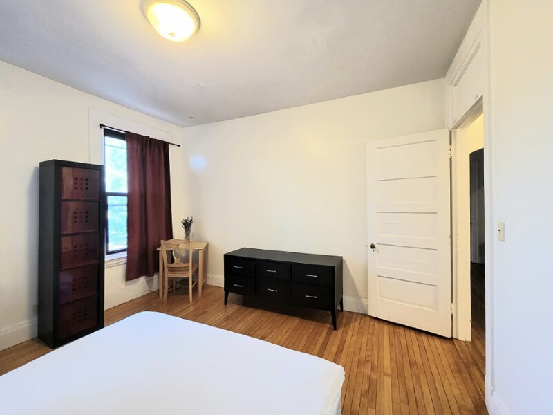 Building Photo - 1056 Beacon St