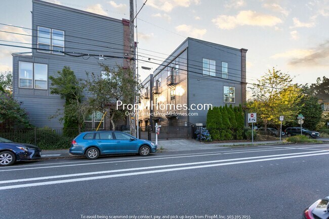 Building Photo - Beautiful Two Bedroom Townhouse In Humboldt - End Unit!