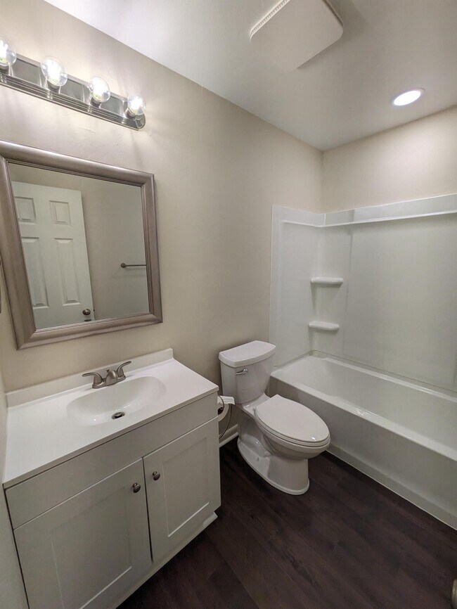 Building Photo - 423 S Bristow Ave