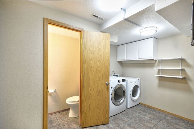 Building Photo - 2 Bed 3 Bath Townhome Minutes From Peterson Air Force Base!!!