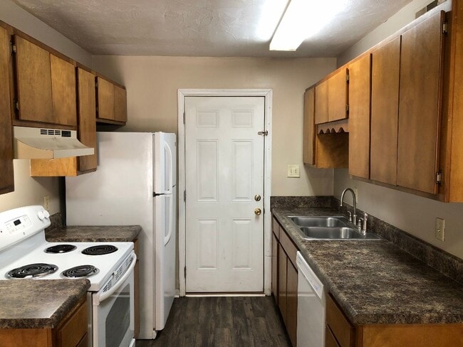 Building Photo - Downstairs unit off Mahan avail NOW!