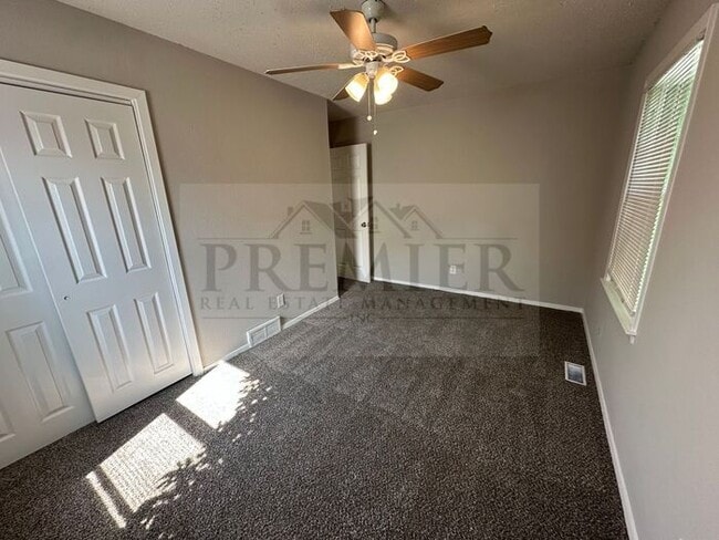 Building Photo - 613 N Sunset Dr