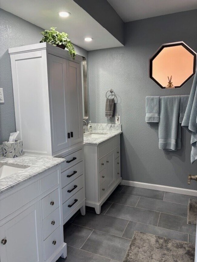 Building Photo - Lovely Updated 2bed/2bath Home in desert landscape of 45+ Active Adult Community of Leisure World...