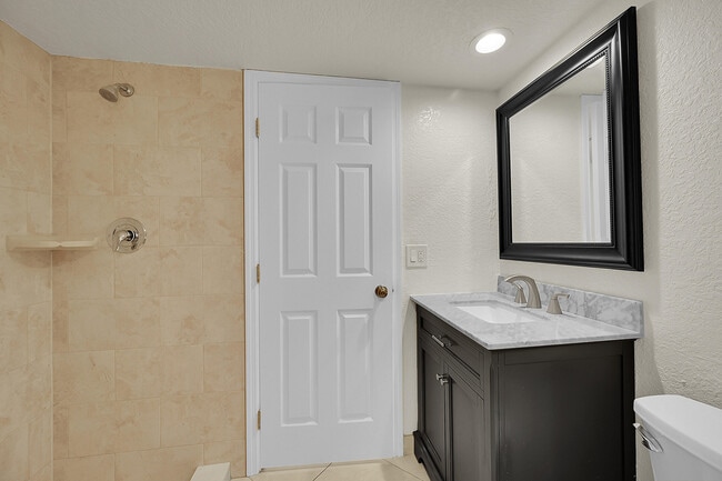 Building Photo - 128 Lake Arbor Dr