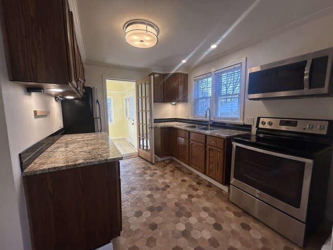 Building Photo - 25 Putnam Ave