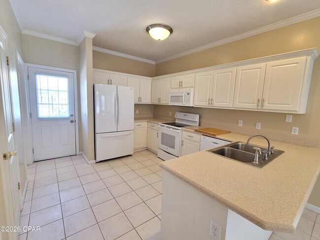 Building Photo - 4008 Crescent Dr