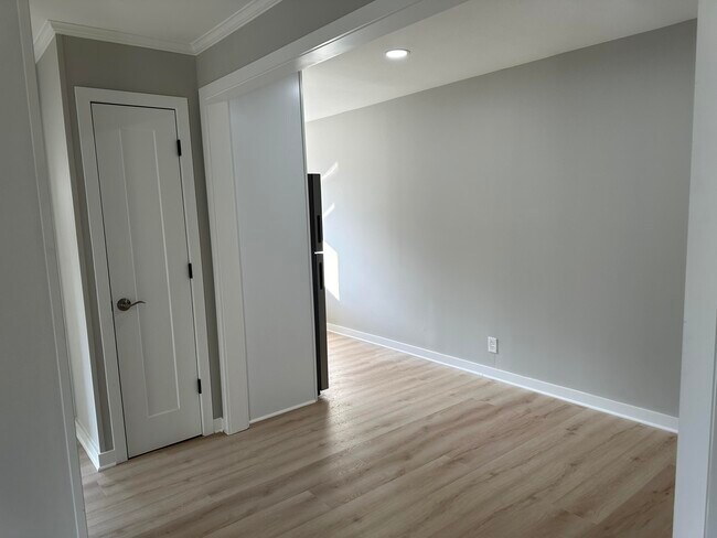 Building Photo - 137 N Center St