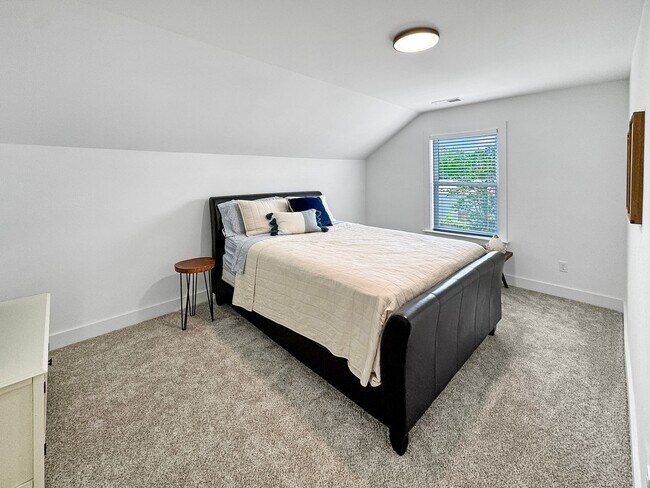 Building Photo - Newer Construction Meets Historic Cooper Young Charm • 5bd / 3ba