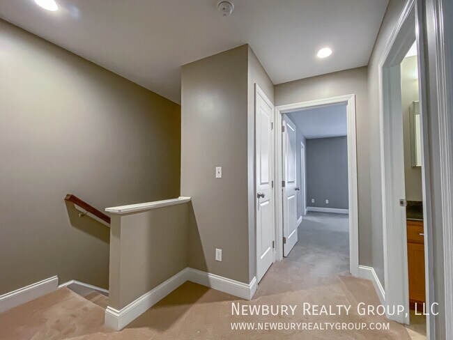 Building Photo - 147 Banksville Pl