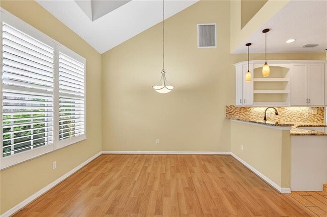 Building Photo - 10801 Spring Mountain Pl