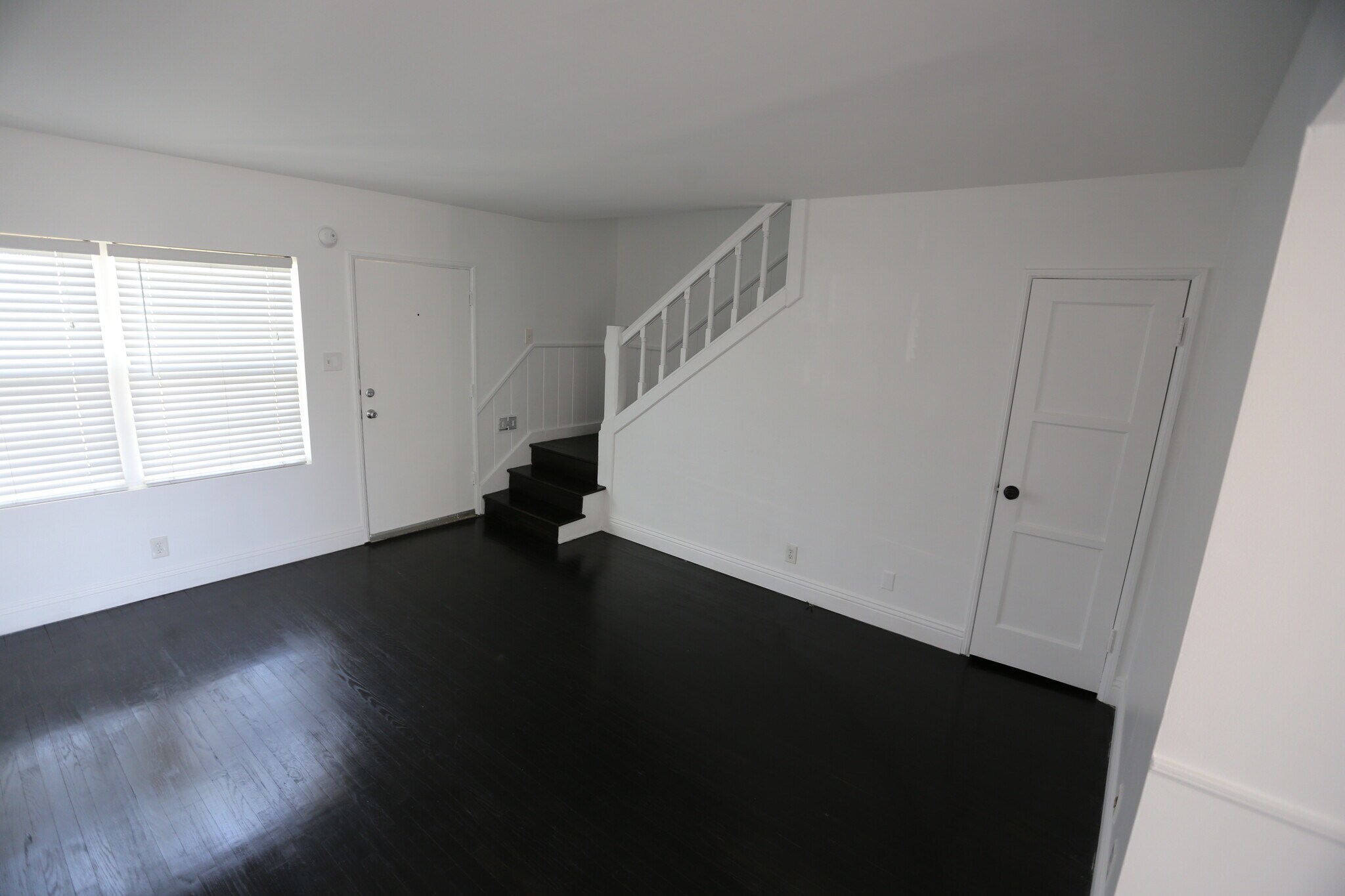 Building Photo - 5808 Edgemar Ave