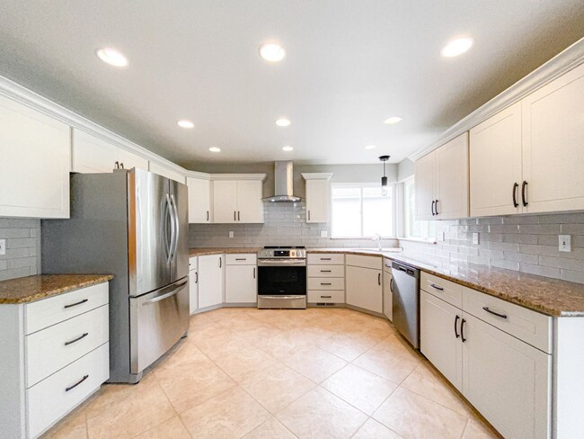Building Photo - 2211 Morency Dr