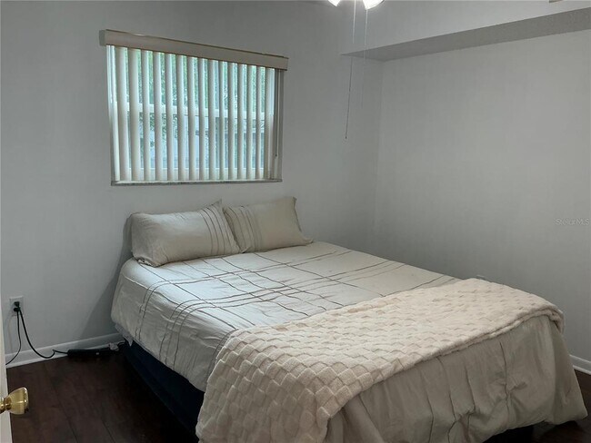 Building Photo - 2525 W Bay Dr