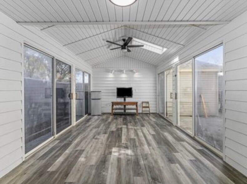 Building Photo - 400 Killarney Dr