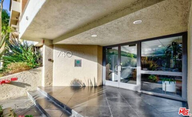 Building Photo - 740 Kings Rd