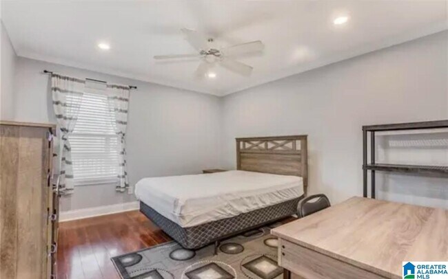 Building Photo - 210 15th St E