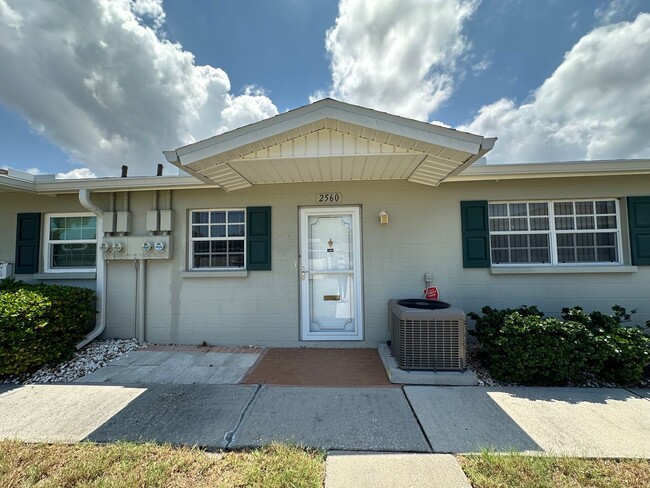 Primary Photo - Perfect 2/2 Sarasota villa plus screened l...