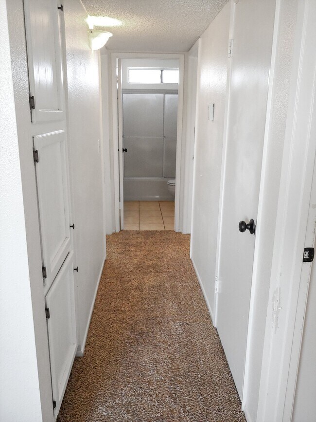 Building Photo - 936 W Graaf Ave