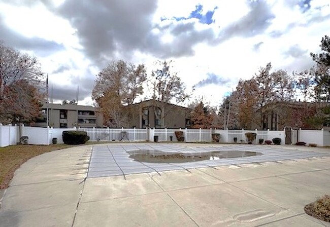 Building Photo - 2 Bedroom Condo in Gated Midvale Community