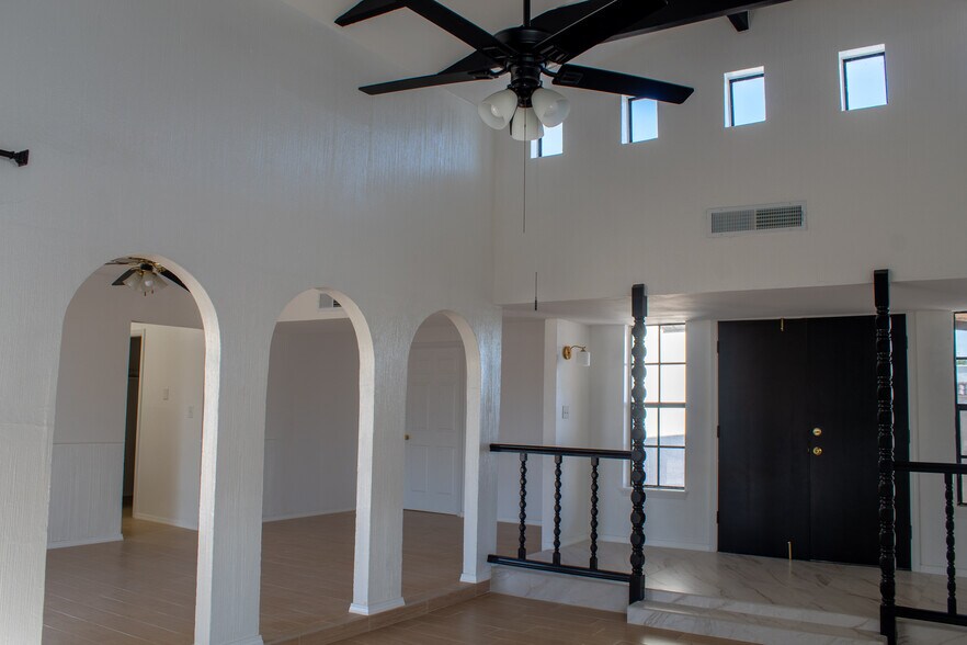Building Photo - 10709 Lobo Ln