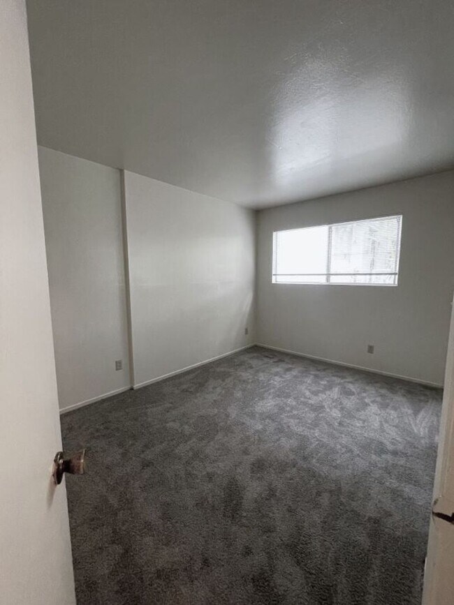 Building Photo - Alameda, Newly remodeled one bedroom unit.  Ask about our Move in Special