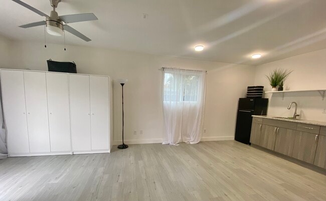 Building Photo - 3711 Veteran Ave