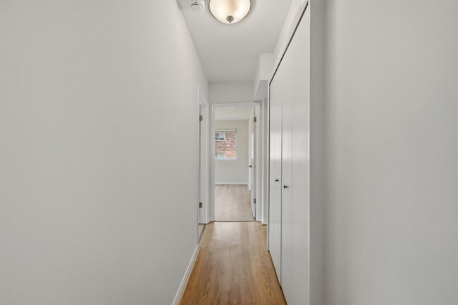 Building Photo - Fairwinds. Renovated and Updated. Spacious 2 bed 2 bath ground level condo in Annapolis!