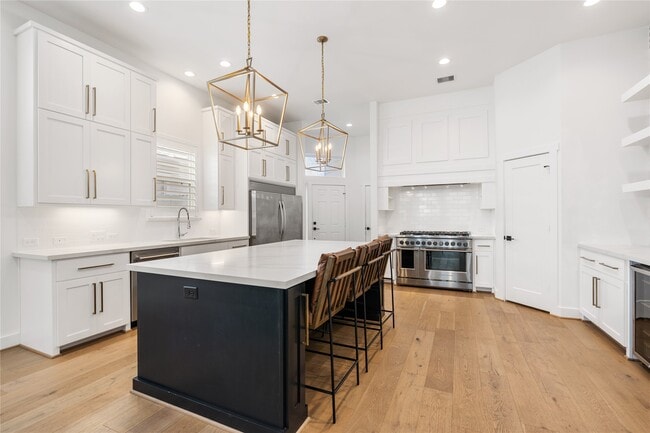 Building Photo - 802 Aurora St