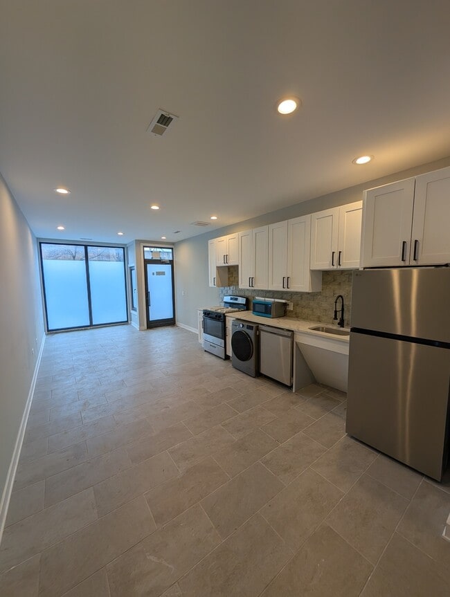 Building Photo - 5418 W Belmont Ave