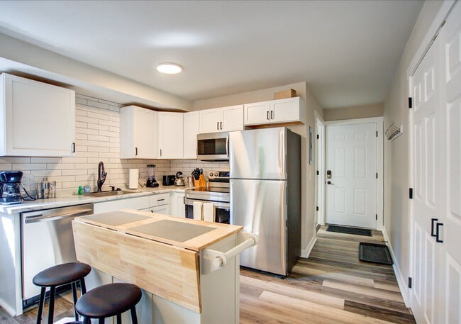 Building Photo - 156 Rodney Ct