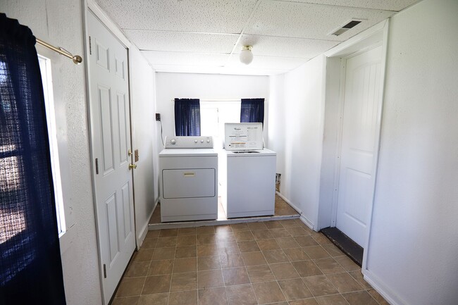 Building Photo - Cozy One Bedroom House
