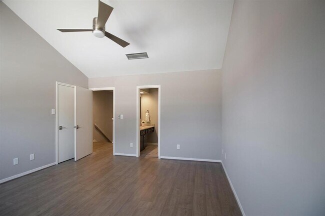 Building Photo - 913 Memorial Village Dr